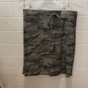 Nic & Lulu Adjustable Waist Skirt in Camouflage Size Med-NWT